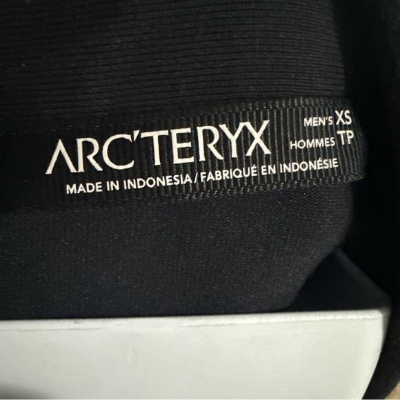 Arc'teryx Mens Black Long Sleeve Polo - XS - Picture 6 of 6